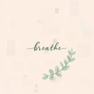 تایپوگرافی کلمه breathe با فونت دست‌نویس سیاه در حلقه‌ای از برگ‌های سبز روی زمینه هلویی روشن