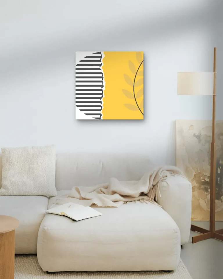 اتاق نشیمن مدرن مینیمال با مبل روشن، میز چوبی و تابلو انتزاعی زرد و مشکی با خطوط عمودی