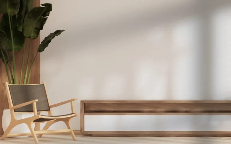 اتاق نشیمن مینیمال با صندلی چوبی مشکی، کابینت سفید و گیاه بزرگ سبز در فضای روشن و آرام