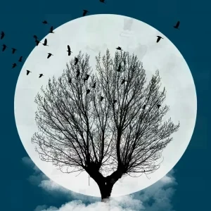 تابلوی دیجیتال با درخت بزرگ بدون برگ، مهتاب کامل، آسمان آبی تیره و پرندگان سیاه در حال پرواز